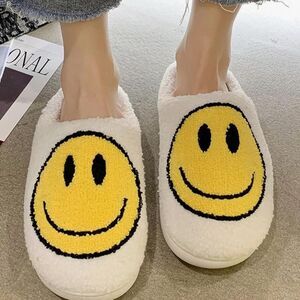 NEW Fuzzy Smiley Face Slippers Size W 10.5-11 M 9-10 Emoji Loungewear Athleisure